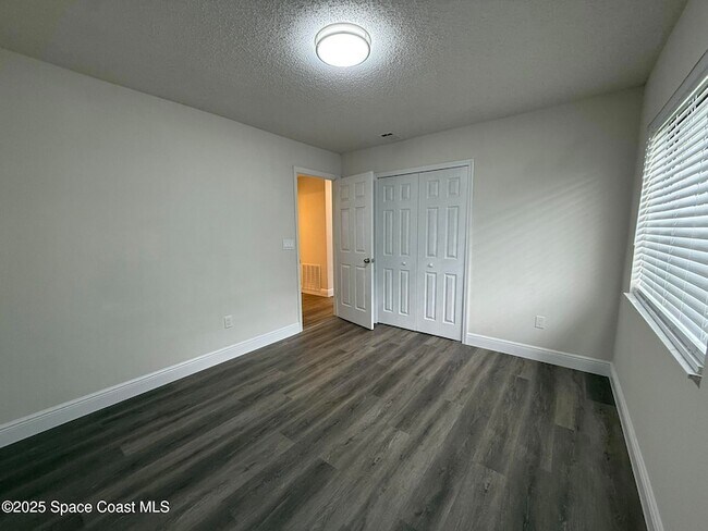 Building Photo - 889 Lamplighter Dr NW