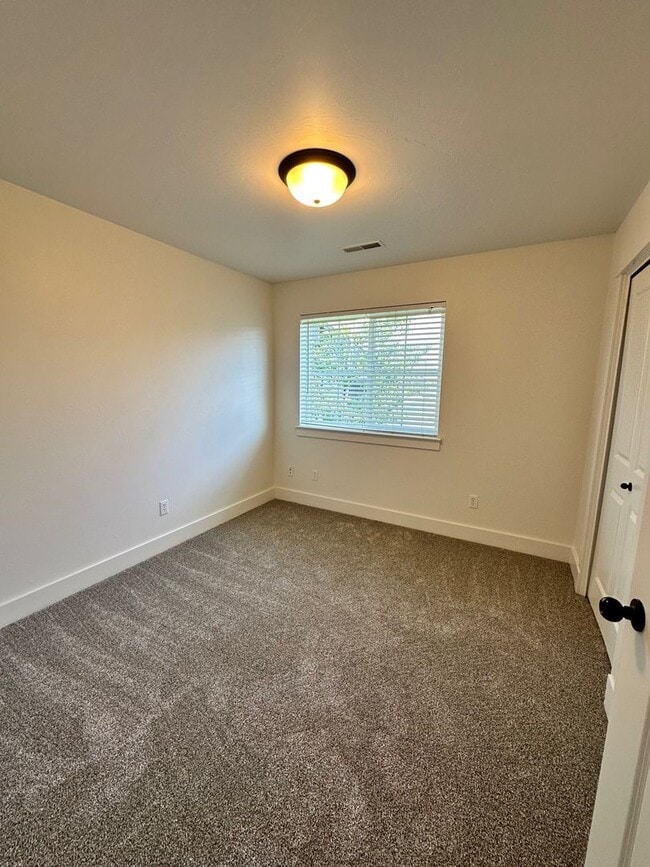 Building Photo - Beautiful 4 bedroom townhome