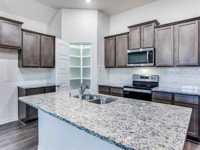 Building Photo - 123 Lakeview Cir