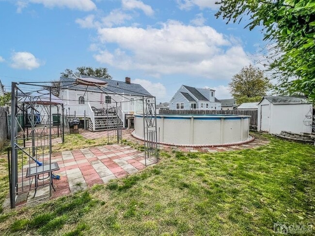 Building Photo - 114 Larch St