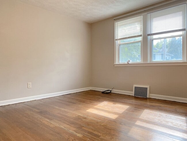 Building Photo - Large 2 bed 1 bath duplex with one car att...