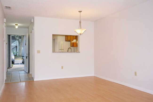 Building Photo - Spacious 2bd 2bth Condo Available Now!