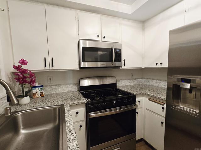 Building Photo - 2135 E Valley Pkwy