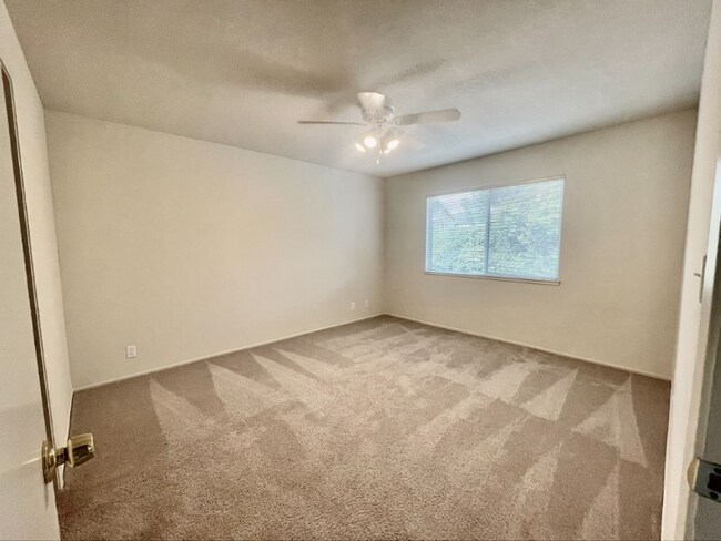 Building Photo - 303 Chiquita Ave