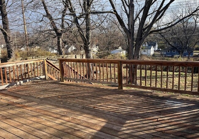 Building Photo - 6910 Noble Dr