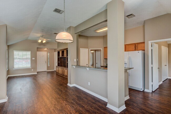 Building Photo - August Pre-Lease! Beautiful 3 Bed, 2 Bath ...