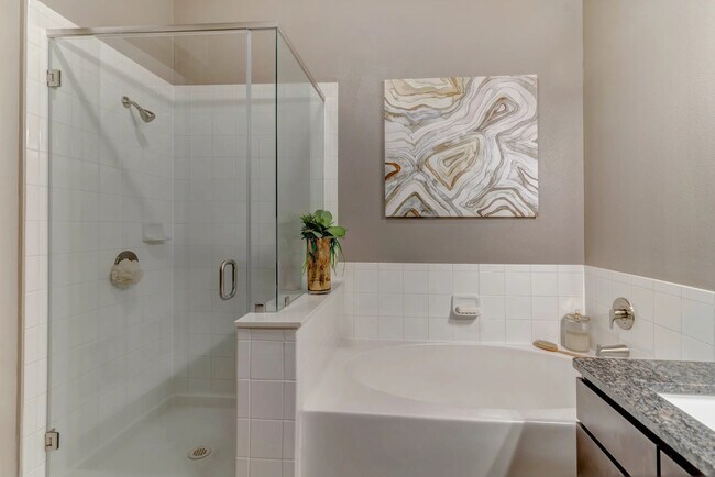 Building Photo - 1 Month Free on a 2/2 in Central Houston!