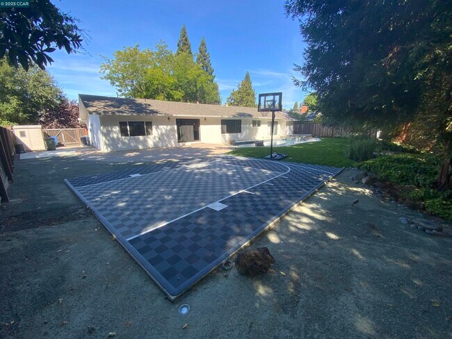 Building Photo - 632 Everett Dr