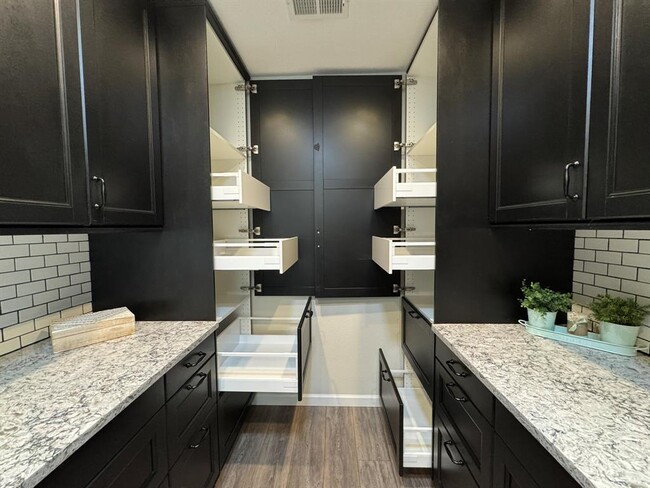 Building Photo - 2006 Ash St