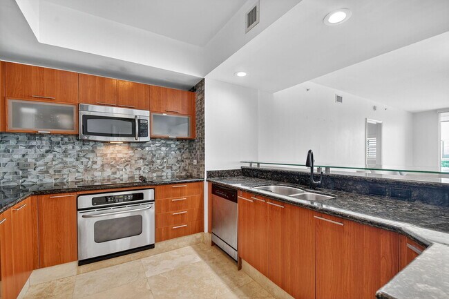 Building Photo - 2640 Lake Shore Dr