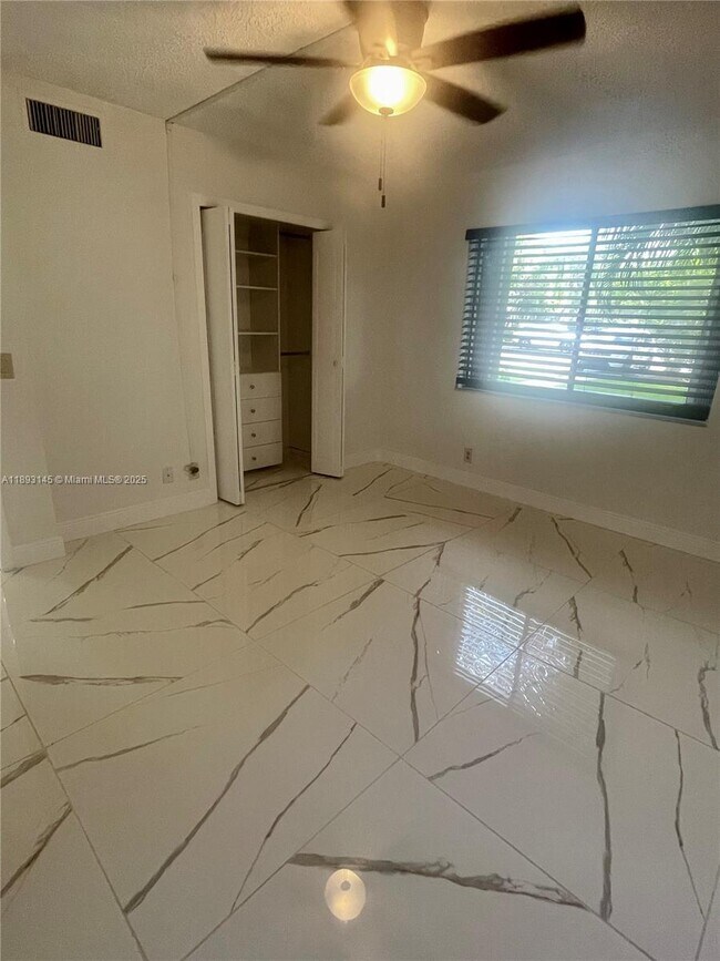 Building Photo - 403 Lakeview Dr