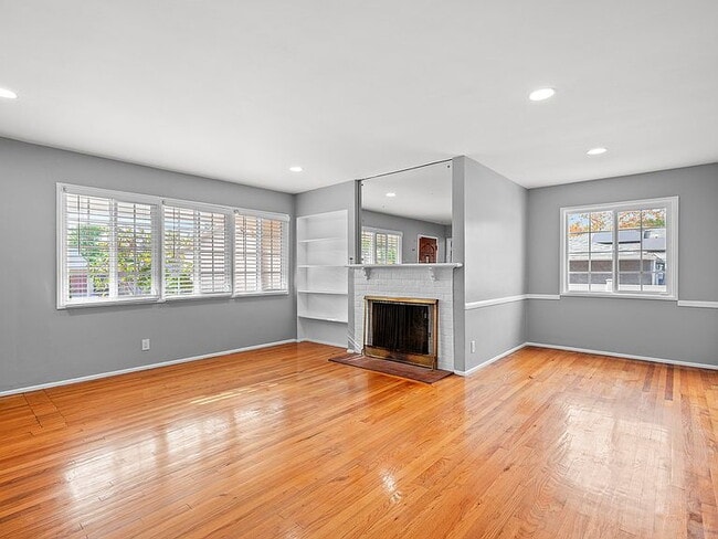 Building Photo - "Spacious 4-Bed, 3-Bath Oasis in Prime Los Angeles Location - 2080 Sq Ft of Comfort!"