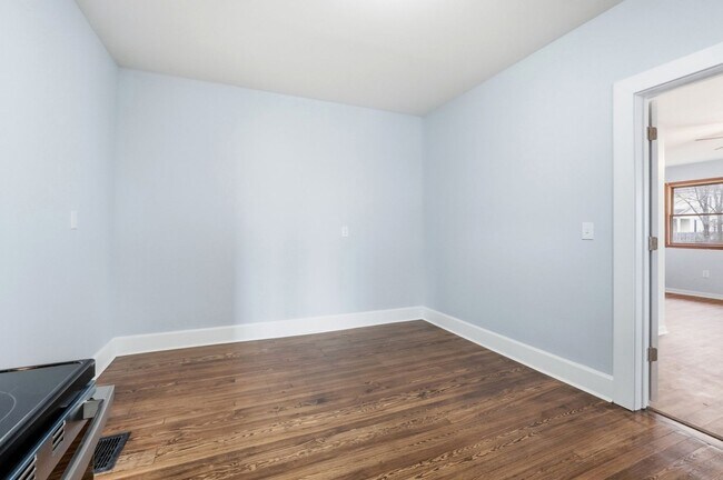 Building Photo - Three Bedroom Home in Hamilton!