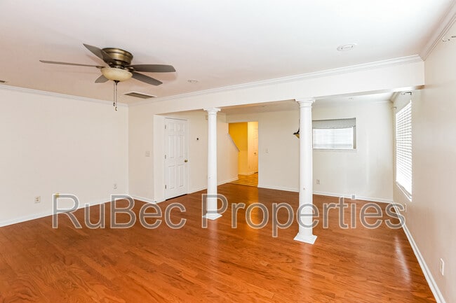 Building Photo - 3405 Broadwick St