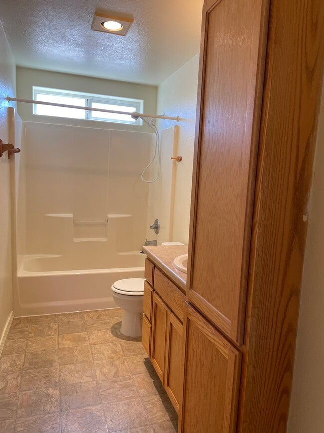Building Photo - Beautiful 2 Bedroom 1.5 Bath Townhome Loca...