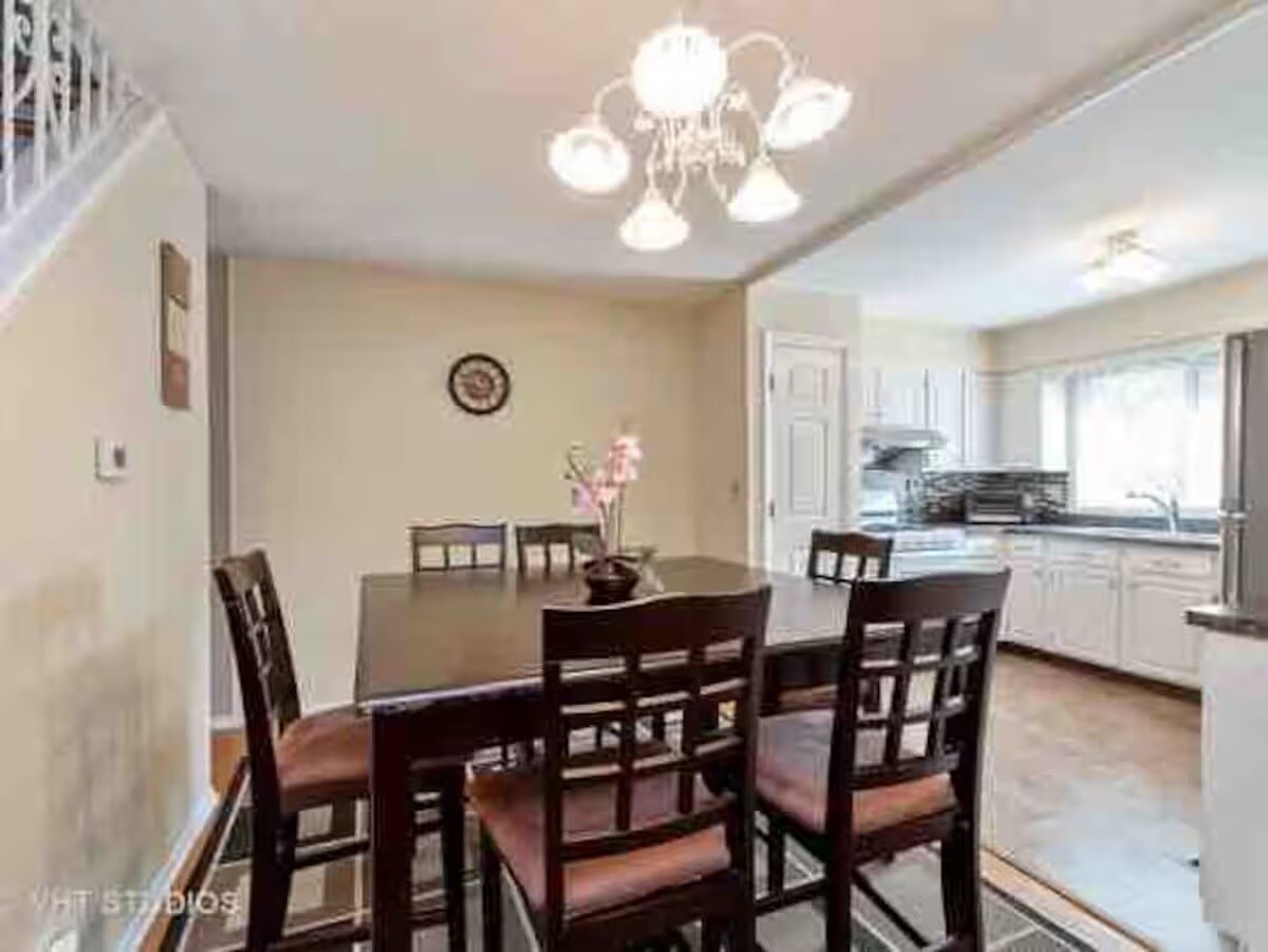 Dinning fully furnished - 553 W Park Ave