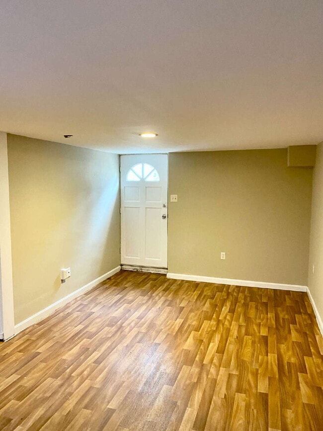 Building Photo - Basement Apartment in Manchester
