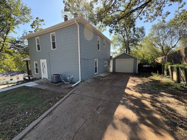 Building Photo - Large House Plattsmouth- with Garage