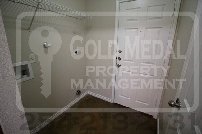 Building Photo - 4008 Cambridge Dr