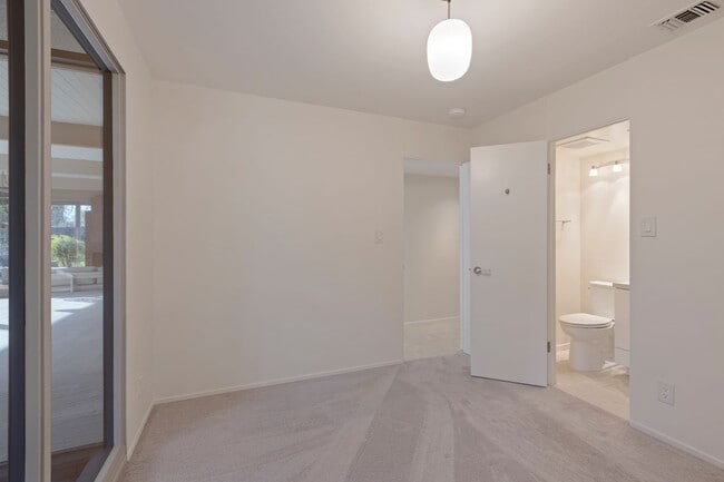 Building Photo - Stunning Mid-Century Modern 4 BR 3 BA with Bonus Room and Office