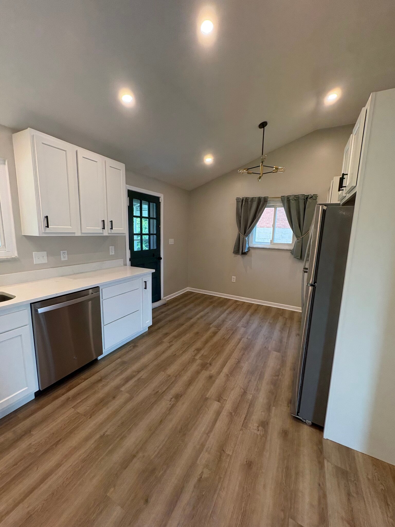 Building Photo - 1624 Sillview Dr