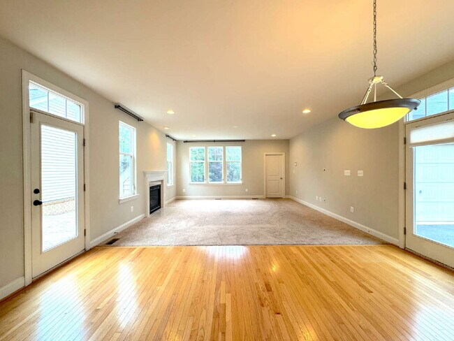 Building Photo - Exquisite Brambleton Living: A Spacious Fa...