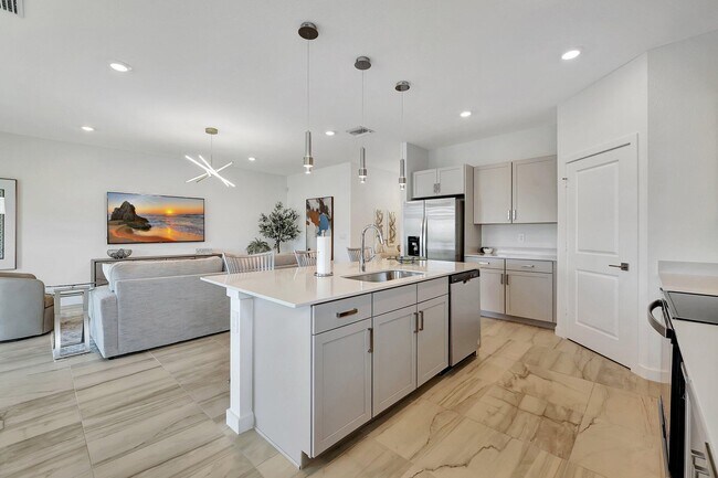 Building Photo - 5795 SE Sky Blue Cir