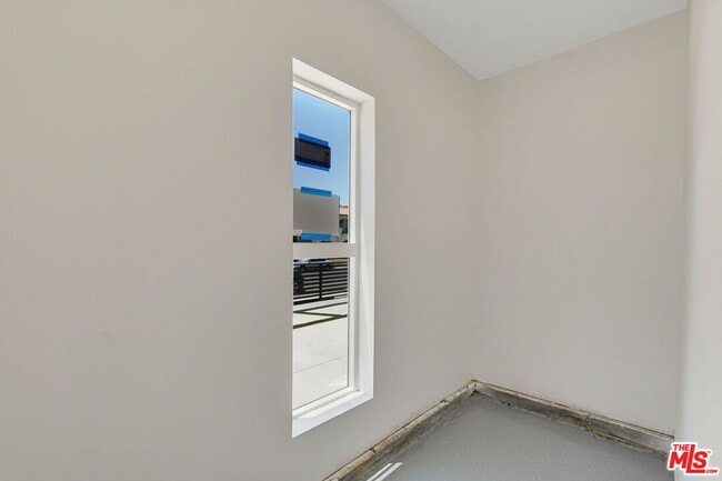 Building Photo - 4547 1/2 Saturn St