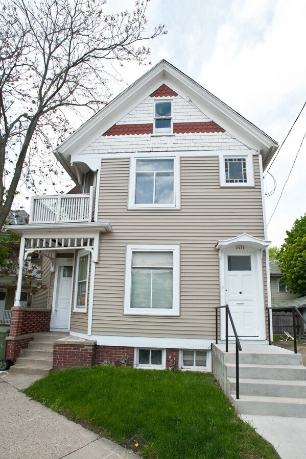 Building Photo - 8/1-$1745 – 3 BR with Laundry, Upper Flat Close to Lakefront and UWM - 2431 N Farwell