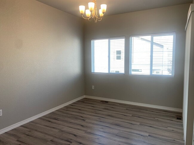 Building Photo - 3 BEDROOM TOWNHOME LOCATED in the The Town...