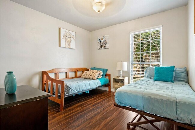 Building Photo - 7203 Barnsdale Way