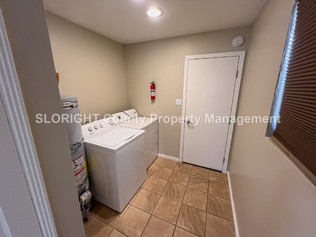 Building Photo - AVAILABLE NOW - Charming Home Just ½ Mile from Downtown Paso Robles - 2 Bed / 1 Bath