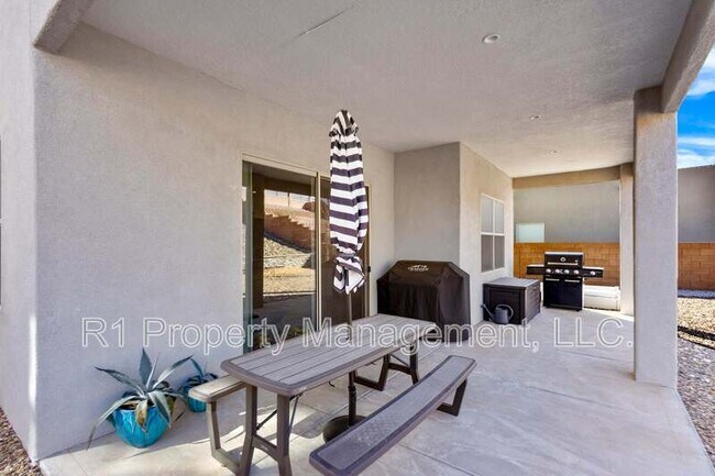 Building Photo - 1551 Corta Corona