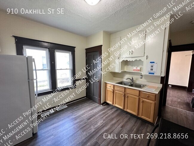Building Photo - 910 Oakhill St SE