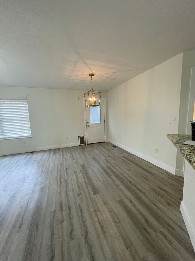 Building Photo - 1009-1011