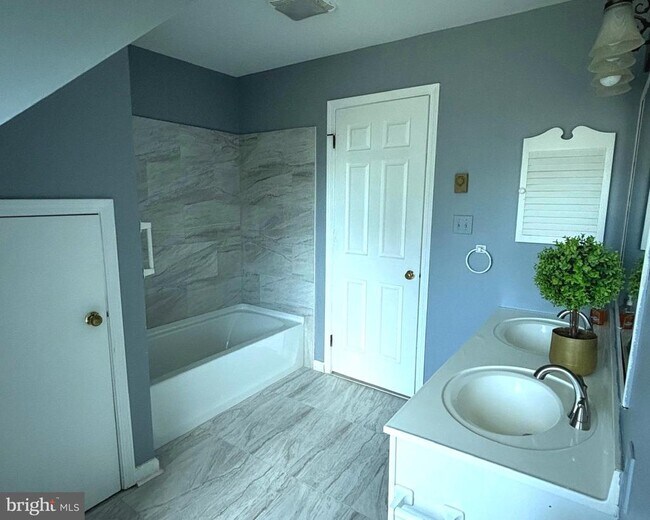 Building Photo - 723 Godshall Rd