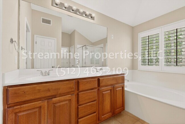 Building Photo - Spacious 4 Bedroom, 2 Bath - Open Layout!