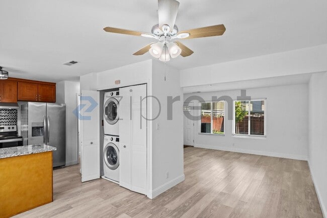 Building Photo - Unit