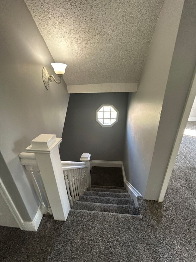 Building Photo - 3 Bedroom 2 Bath House in Moline with a Bo...