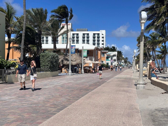 Building Photo - 2201 N Surf Rd