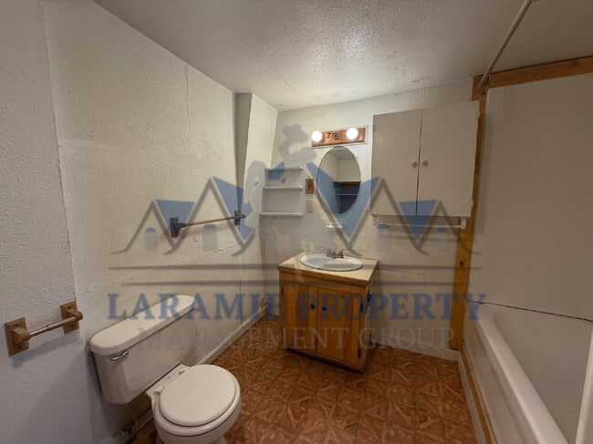 Building Photo - 2 bedroom + Office upstairs Half off 1st m...