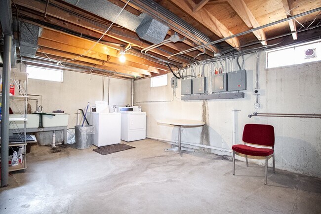 Building Photo - 2962 Carskaddon Ave