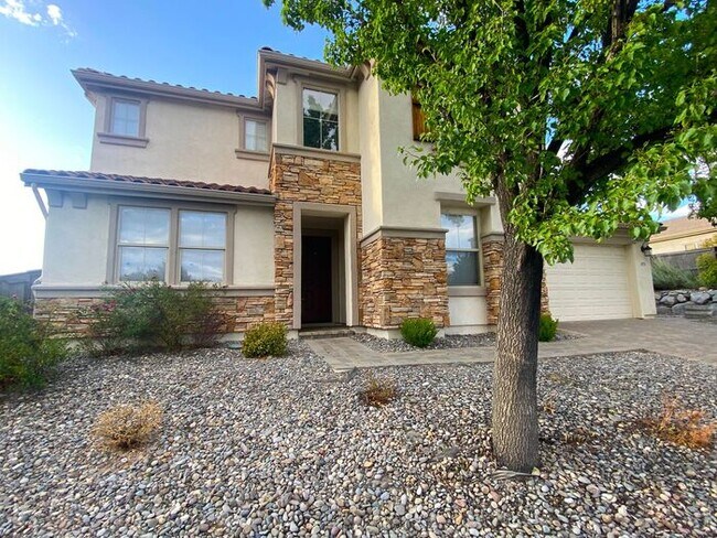 Building Photo - Top of the Hill - Gorgeous 5 Bedroom 3 Bat...