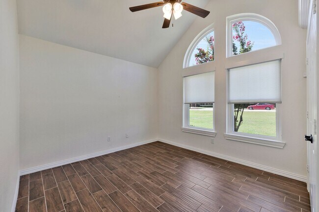 Building Photo - Updated Home with Pool & Shop on 1 acre lot