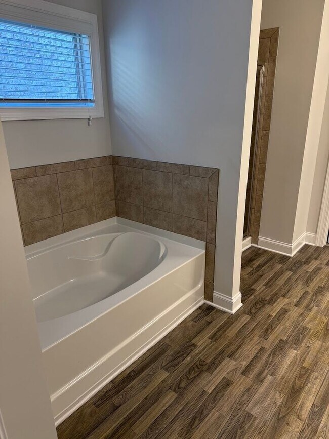 Building Photo - Spacious 5BR House in Buford