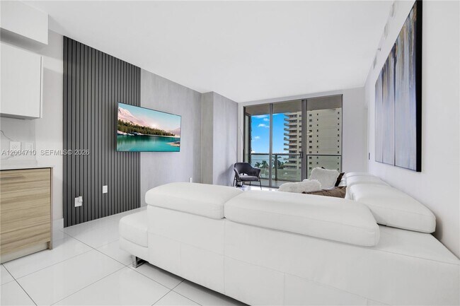 Building Photo - 1300 Brickell Bay Dr