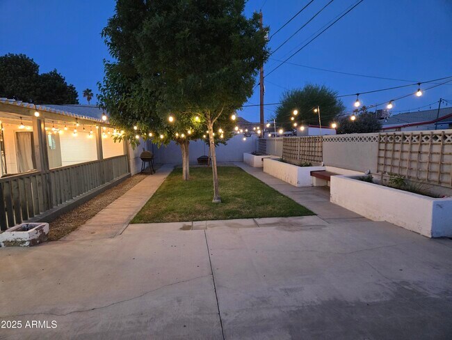 Building Photo - 3039 W Bloomfield Rd