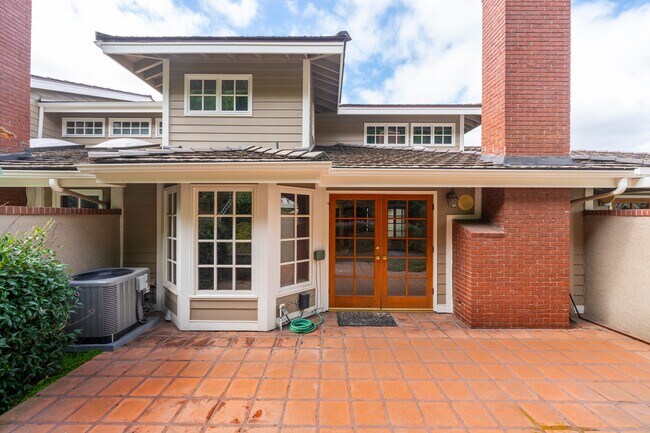 Building Photo - 26 Sausalito Cir E