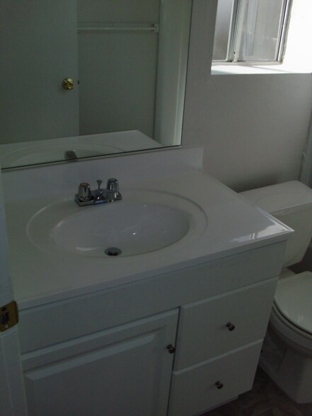 Building Photo - 991 N Mollison Ave