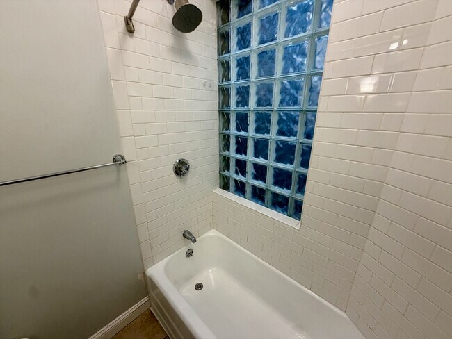 Building Photo - 324 Chelsea St